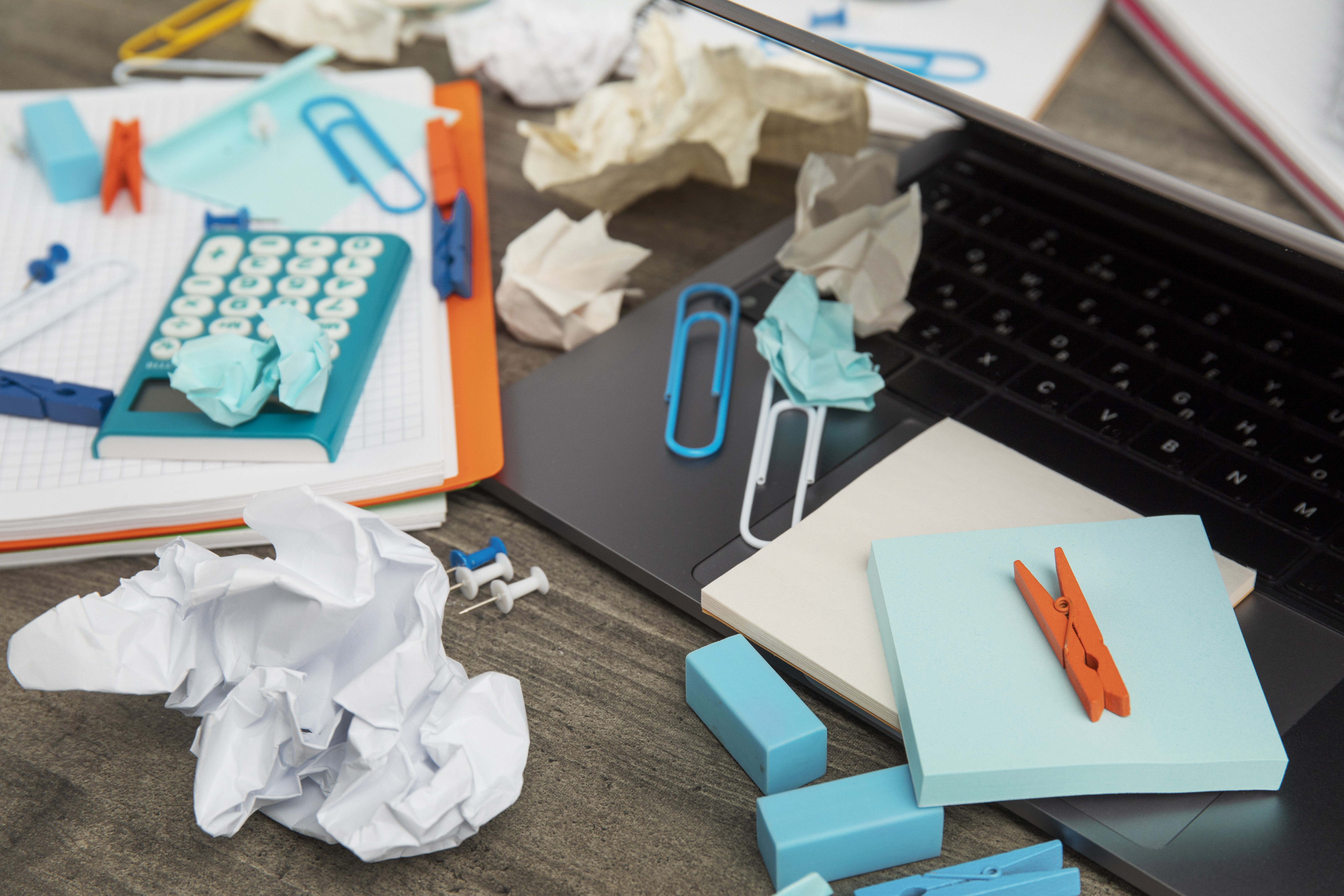 bureau met veel rommel